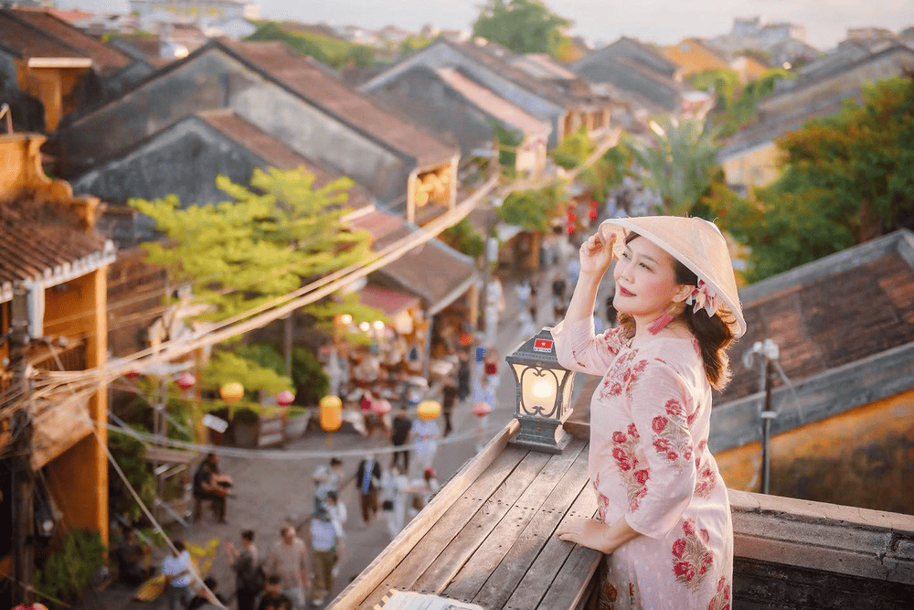 Enjoy an intriguing moment with your drink and an astonishing view from above (Source: Faifo Coffee)